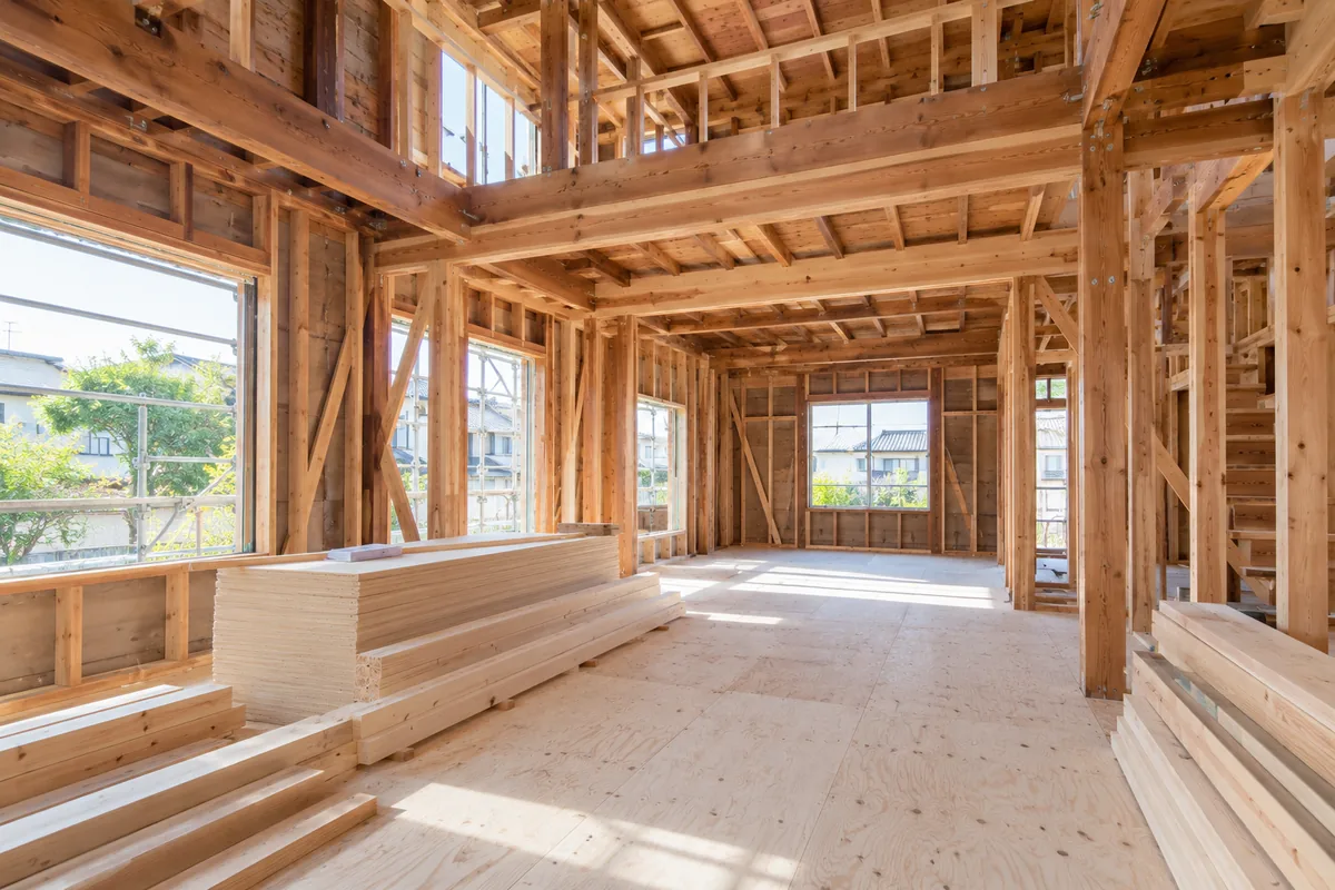 内装を柱と梁まで取り払った、戸建ての全面リフォームの工事中のイメージ